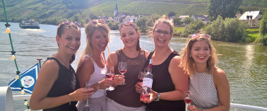 Gruppenfoto Damen bei der Weinprobe